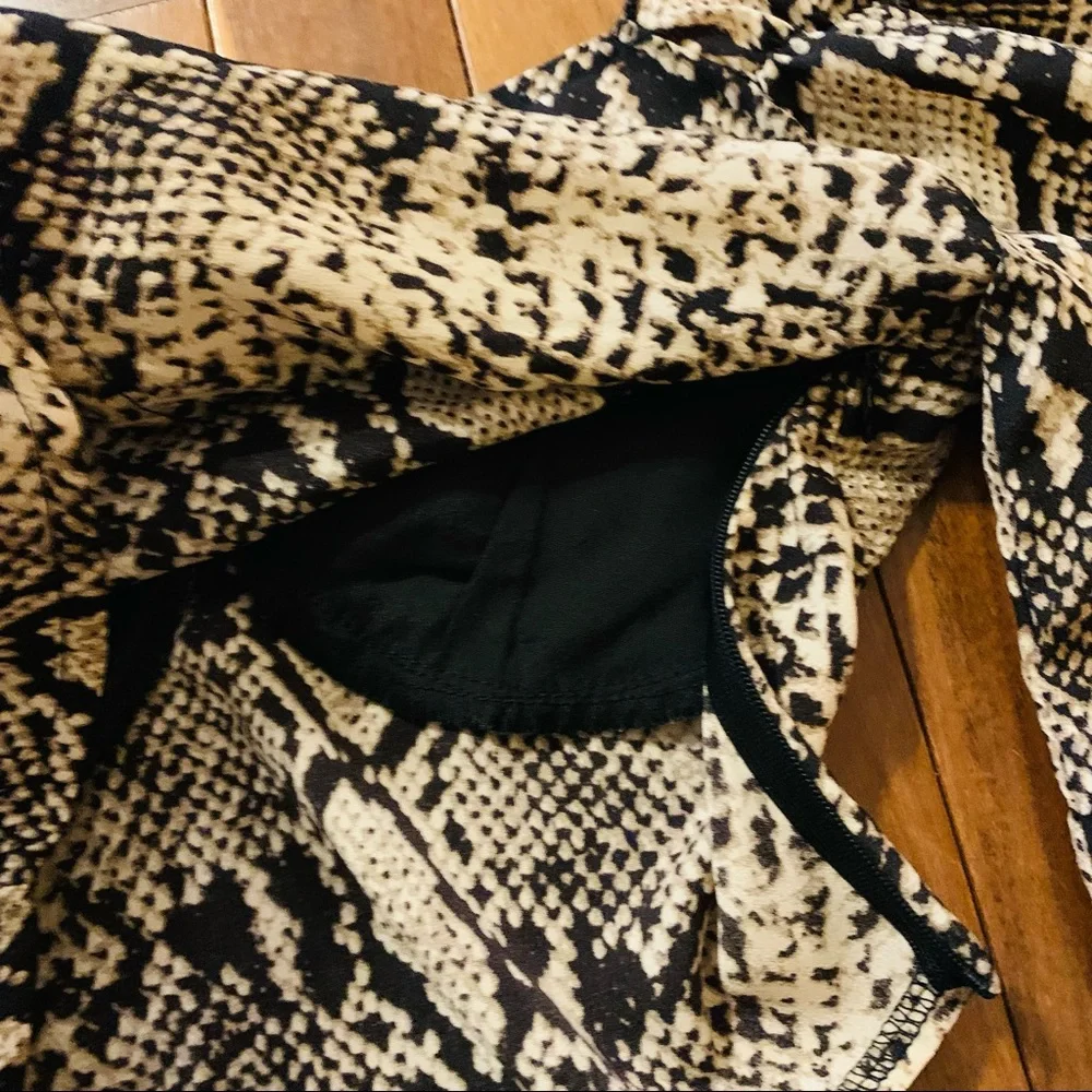 ⭐️ PRETTYLITTLETHING Nude Woven Cup Detail Long Sleeve Crop Top Python Print - Picture 8 of 10